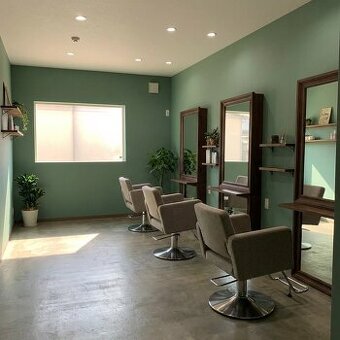 Dostupný prenájom salónu v Mojši - 1