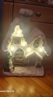 Veľký dekoračný zasnežený domček