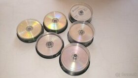 CD/DVD/Blu-Ray médiá v cake-boxoch