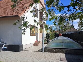 TROJGENERAČNÝ RODINNÝ DOM S BAZÉNOM ZÁHORSKÁ VES