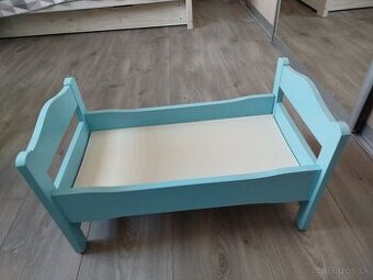 Drevená postieľka pre bábiky