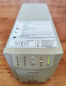 ✔️ zalozny zdroj APC 700