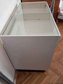 Predajný pult