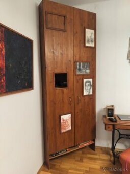 Rohová knižnica z masívu