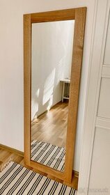 Zrkadlo s minimalistickým dubovým rámom