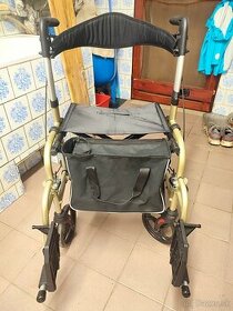 Rolátor a invalidný vozík 2v1