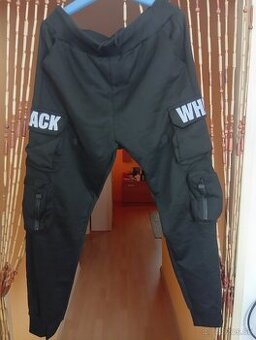 Štýlové tepláky pánske..