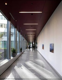 Kancelárske a obchodné priestory v modernej budove v širšom