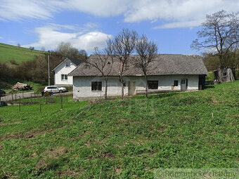 Veľký stavebný pozemok (1 ha) s vidieckym domom v tichej l