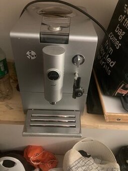 Kavovar a vstavana ruru