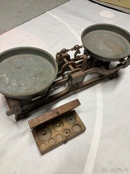 Starý liatinová obchodná váha + sada mosadzných závaží