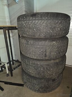 Predám zimné pneu.235/55 R17 s diskami
