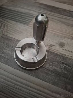 Popolník so držiakom na zapaľovač