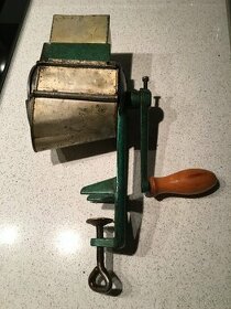 Predám starodávny mlynček na orechy príp. strúhanku.