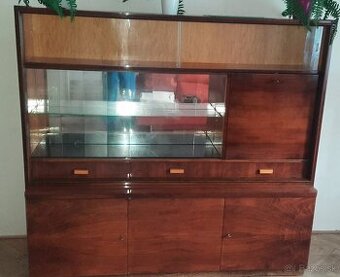 Stôl so stoličkami