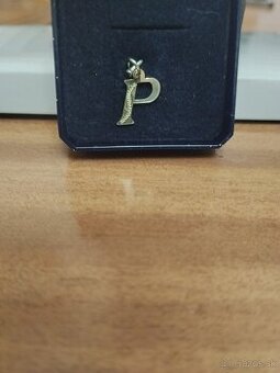 Prívesok " P " zo žltého kovu a manžetový gombík