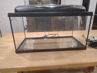Predám akvárium  s príslušenstvom-  54 l