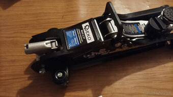 Hydraulický zdvihák.