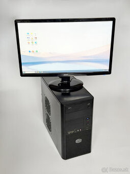 Počítač CoolM s monitorom a príslušenstvom