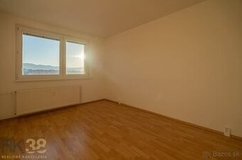 Na predaj priestranný 3-izbový byt v obľúbenej časti Popradu