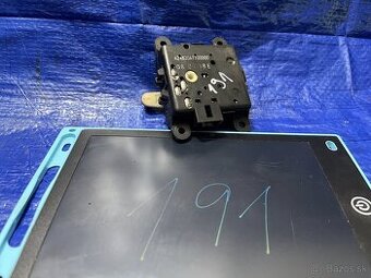 MOTORCEK KURENIA OVLADANIE KLAPKY NISSAN QASHQAI