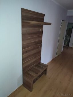 Darujem lavicu s vešiakom