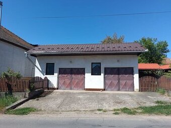 Ponúkame na predaj  veľkú dvojgaráž  v Pukanci s pozemkom a 