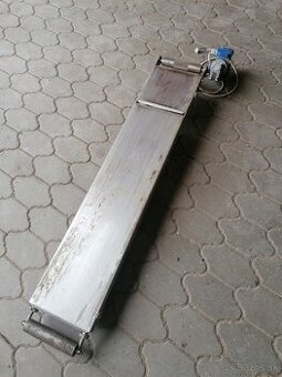 Motor s dopravníkom
