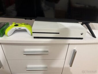 Xbox One S 500gb + 3 hry Xbox series controller