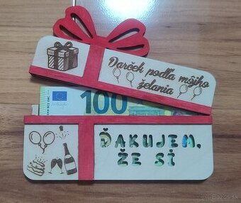 Drevená darčeková karta na peniaze v tvare darčeka Ďakujem