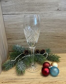 Krištáľový brúsený pohár na stopke