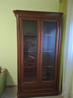Elegantná masívna vitrína