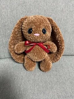 Háčkovaný svetlohnedý zajačik z jemnej eco vlny