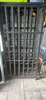 Predám stojan na víno vinotéka-100ks fliaš.