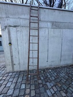 Stary drevený rebrík
