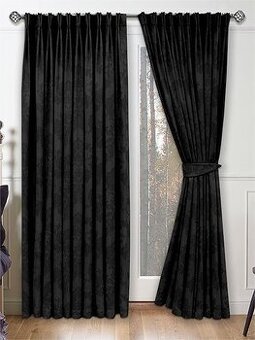 čIERNE ZAVESY NEPRIESVITNE
