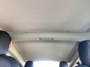 Tesla 3 clona proti slnku do panorámy