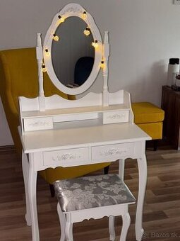 Kozmeticky stolik s taburetkou