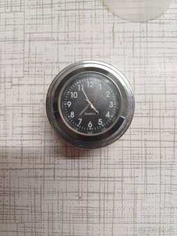 Hodiny a teplomer na riadidlá motorky.