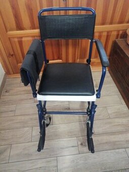 Invalidný vozík na kúpanie.