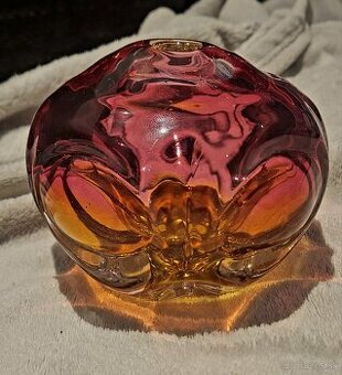 Váza z hutného skla od Josefa Hospodku