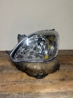 Ľavý predný svetlomet pre Toyota Yaris (1999–2005).