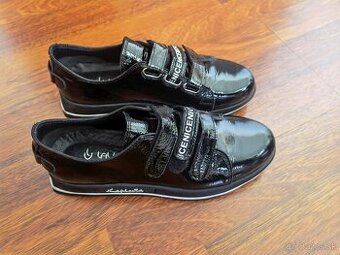 dámske lakované topánky