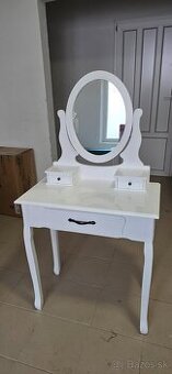 Kozmetický stolík