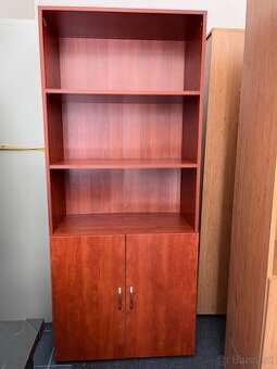 Drevená policová skriňa