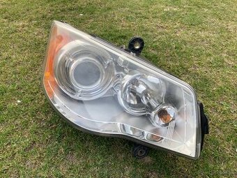 Predám originál pravý predný svetlomet na Lancia Voyager