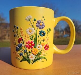 Keramický hrnček žltý s farebnými kvetmi 350ml