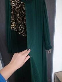 Smaragdové šaty pre moletky