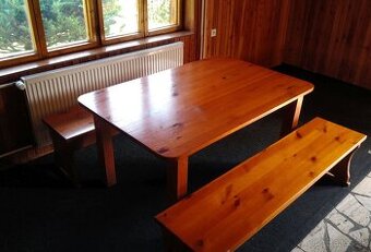 Masívny stôl a lavice