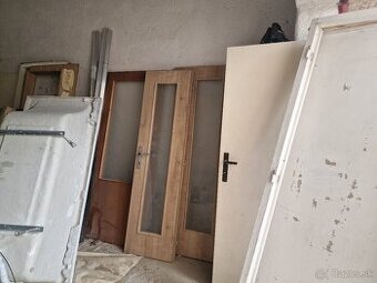 dvere, umyvadlo so skrinkou, wc so sedatkom, vana... - 1